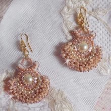 BO Poudre de Riz ricamato con piccole perle rotonde di cristallo Swarovski perlato e perline Miyuki. 